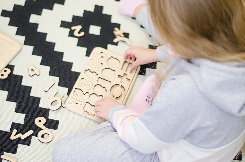 Изображение деревянных пазлов цифры